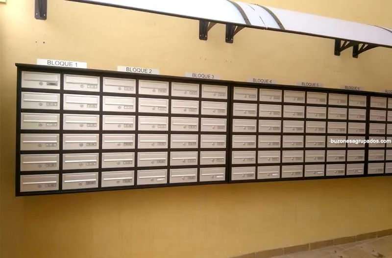 buzones agrupados bien identificados y bien distribuidos segun la normativa de correos