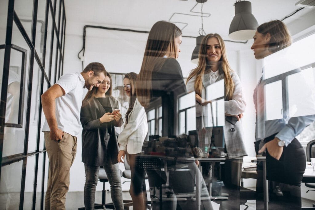 Personas en la empresa usan buzón de sugerencias